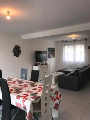 Télévision ou salle de divertissement dans l'établissement Chambre , 1 lit double et 1 lit simple