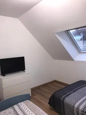 Télévision ou salle de divertissement dans l'établissement Chambre , 1 lit double et 1 lit simple