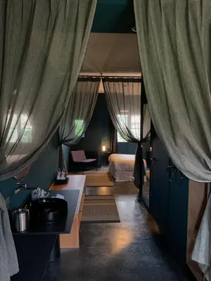 Un ou plusieurs lits dans un hébergement de l'établissement Le Bois des Chambres