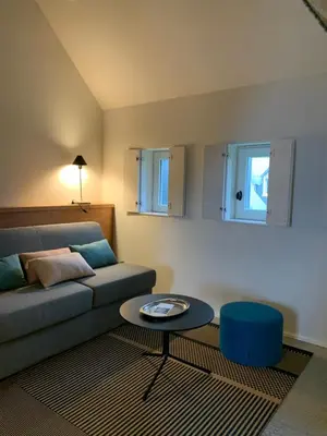 Coin salon dans l'établissement Le Bois des Chambres