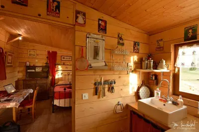 Cuisine ou kitchenette dans l'établissement Domaine et gîtes insolites Touts Vents