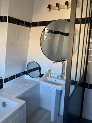 Salle de bains dans l'établissement Hôtel du marquis De Broc