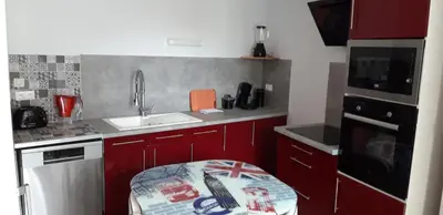 Cuisine ou kitchenette dans l'établissement Triplex tout confort, plein centre ville Bauge en Anjou