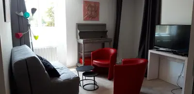 Télévision ou salle de divertissement dans l'établissement Triplex tout confort, plein centre ville Bauge en Anjou
