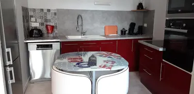 Cuisine ou kitchenette dans l'établissement Triplex tout confort, plein centre ville Bauge en Anjou