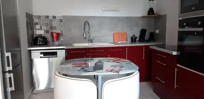 Cuisine ou kitchenette dans l'établissement Triplex tout confort, plein centre ville Bauge en Anjou