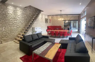 Coin salon dans l'établissement Magnifique villa avec piscine chauffée et jacuzzi