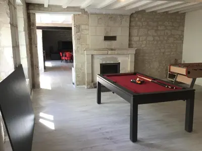 Billard dans l'établissement Magnifique villa avec piscine chauffée et jacuzzi