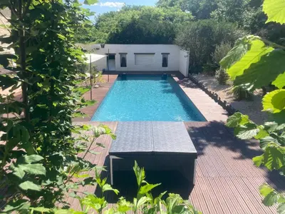 Piscine de l'établissement Magnifique villa avec piscine chauffée et jacuzzi ou située à proximité