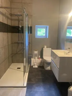 Salle de bains dans l'établissement Magnifique villa avec piscine chauffée et jacuzzi