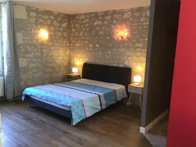 Un ou plusieurs lits dans un hébergement de l'établissement Magnifique villa avec piscine chauffée et jacuzzi