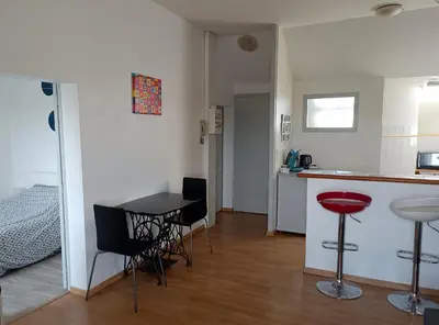 Cuisine ou kitchenette dans l'établissement T2 vue sur Loire local vélo