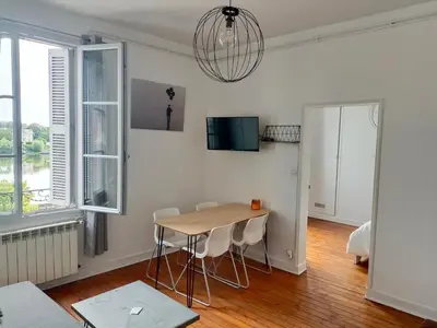 Télévision ou salle de divertissement dans l'établissement T2 vue sur Loire local vélo