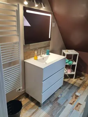 Salle de bains dans l'établissement L'Ardoise