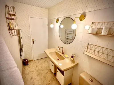Salle de bains dans l'établissement Le Petit Cardinal
