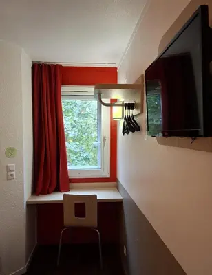 Télévision ou salle de divertissement dans l'établissement PREMIERE CLASSE ANGERS SUD Louvre Hotels group