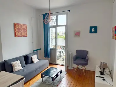 Coin salon dans l'établissement Balcon sur Loire local vélo