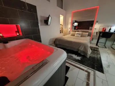 Un ou plusieurs lits dans un hébergement de l'établissement Secret Love Jacuzzi ou Midnight Spa