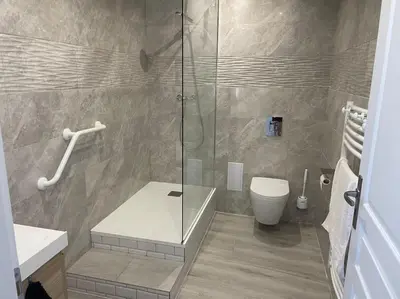 Salle de bains dans l'établissement Superbe appartement à la croisée des 4 Châteaux
