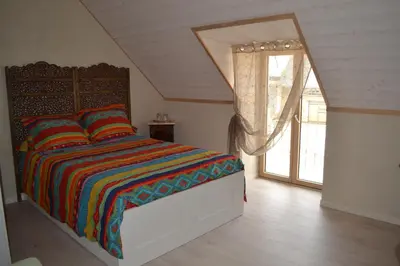 Un ou plusieurs lits dans un hébergement de l'établissement Escale à Villeperdue chambre JÜRMALA