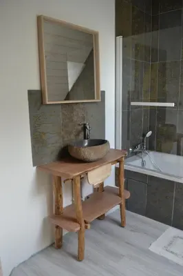 Salle de bains dans l'établissement Escale à Villeperdue chambre JÜRMALA