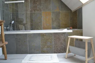 Salle de bains dans l'établissement Escale à Villeperdue chambre JÜRMALA