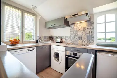 Cuisine ou kitchenette dans l'établissement Le Clos Eugenie - Charmante maison avec jardin et vue sur la Loire
