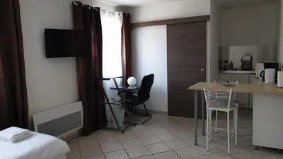 Télévision ou salle de divertissement dans l'établissement La campagne à 5 minutes du centre-ville de Tours