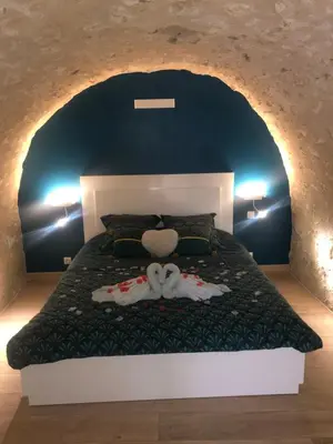 Un ou plusieurs lits dans un hébergement de l'établissement Trog'Love: Balnéo détente dans une troglodyte