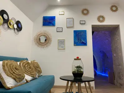 Coin salon dans l'établissement Trog'Love: Balnéo détente dans une troglodyte