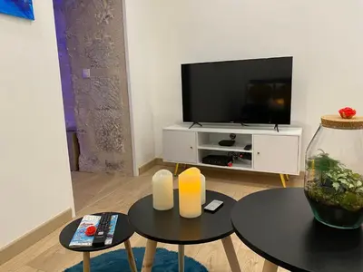 Télévision ou salle de divertissement dans l'établissement Trog'Love: Balnéo détente dans une troglodyte