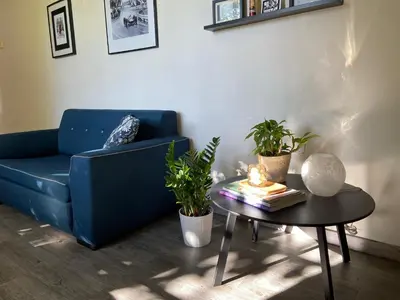 Coin salon dans l'établissement Les chambres de l'atelier