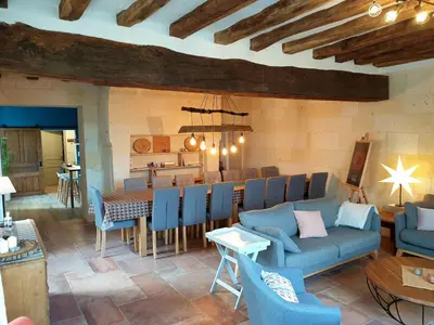 Coin salon dans l'établissement Logis Escale - grand gîte, piscine