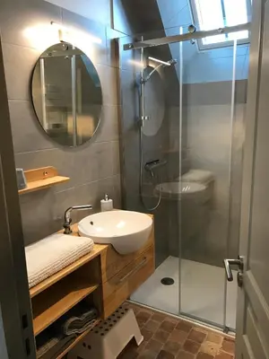 Salle de bains dans l'établissement Logis Escale - grand gîte, piscine