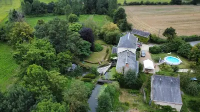 Piscine de l'établissement Les roulottes du Moulin de Palet ou située à proximité
