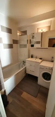 Salle de bains dans l'établissement Beau T2 en centre ville avec place de parking auto vélo