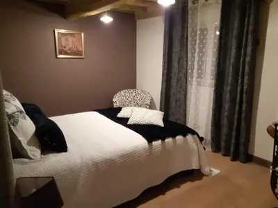 Un ou plusieurs lits dans un hébergement de l'établissement Agréables chambres d'hôtes dans maison XVIIIe