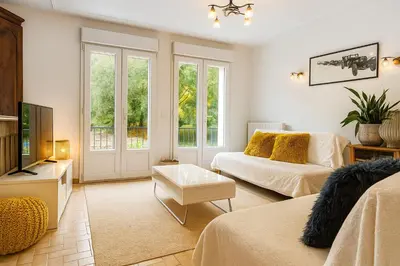 Télévision ou salle de divertissement dans l'établissement maison individuel proche des châteaux et Amboise avec jardin clos
