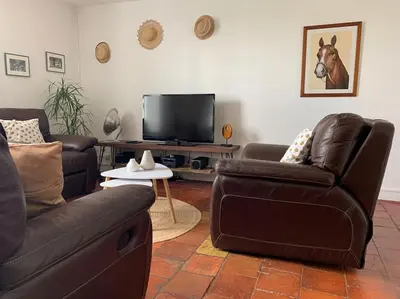 Télévision ou salle de divertissement dans l'établissement La Parencelle, proche Boulerie Jump, PEC, Circuit