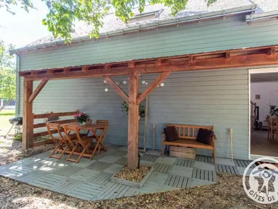 Terrasse ou espace extérieur de l'établissement Gîte accueillant avec piscine chauffée à partager, près d'Angers, idéal pour vacances en nature - FR-1-622-44