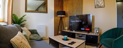 Télévision ou salle de divertissement dans l'établissement Maison avec balnéo à 10min du Zoo de Beauval