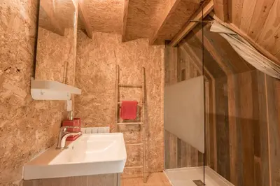 Salle de bains dans l'établissement KOTA