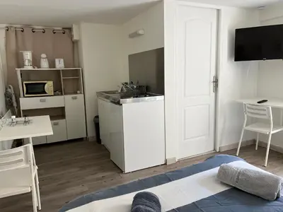 Cuisine ou kitchenette dans l'établissement Studio calme et indépendant proche Tours