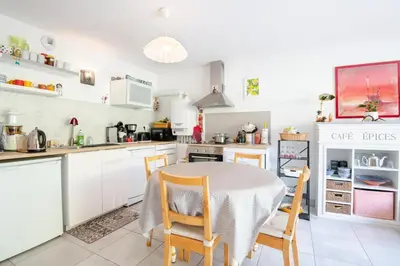 Cuisine ou kitchenette dans l'établissement Le tranquille au coeur de la ville