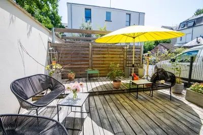 Jardin de l'établissement Le tranquille au coeur de la ville