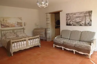 Coin salon dans l'établissement Gîte écoconçu charmant proche zoo de la Flèche