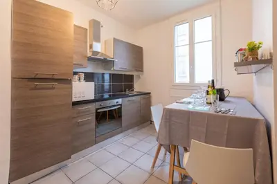 Cuisine ou kitchenette dans l'établissement Le Mans Appartement Gare TGV et proche centre