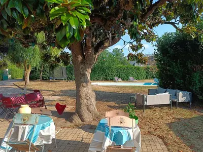 Piscine de l'établissement Le Magnolia, chambre d'hôte au calme ou située à proximité