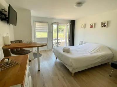 Télévision ou salle de divertissement dans l'établissement Studio calme, la campagne a 5 minutes de la ville