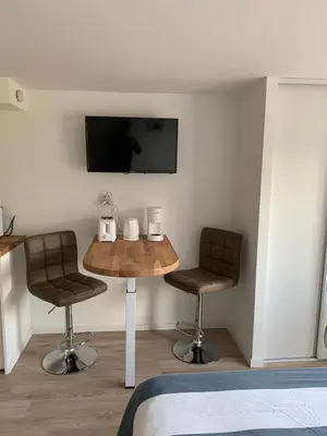 Télévision ou salle de divertissement dans l'établissement Studio calme, la campagne a 5 minutes de la ville